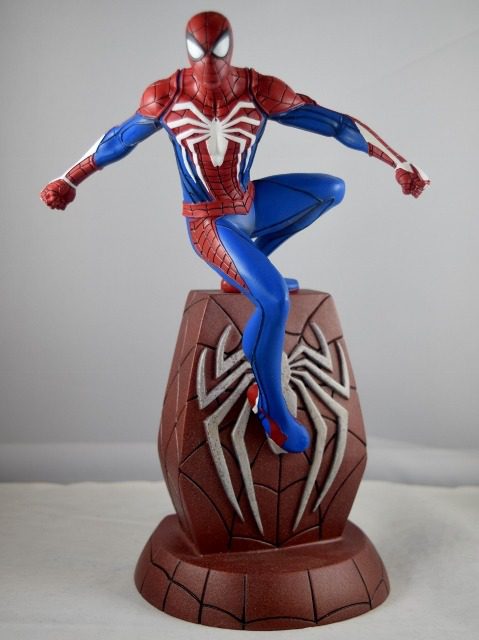 diamond select spider man statue