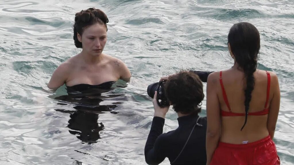 Devrim Lingnau as Elisabeth Sisi facing companion in The Empress Season 3